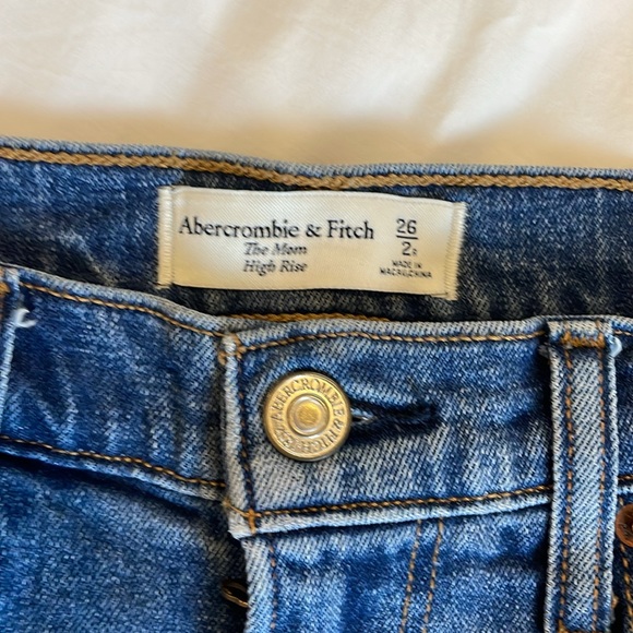 Abercrombie & Fitch Destroyed High Rise Mom Jeans, size 26/2R - Picture 3 of 4